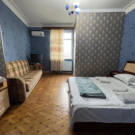 Twins Guest House Batoemi Buitenkant foto