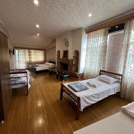 Twins Guest House Batoemi Buitenkant foto