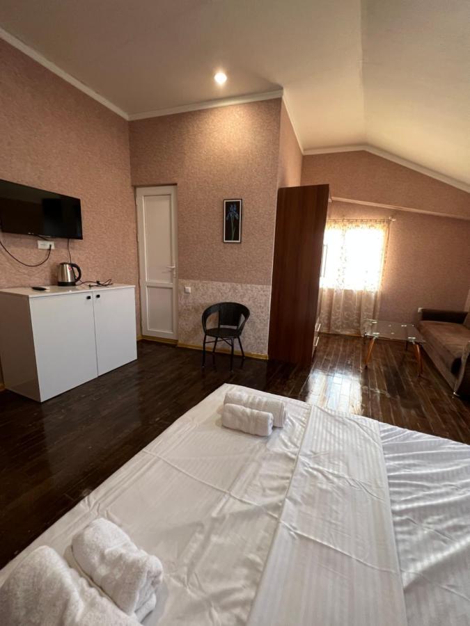Twins Guest House Batoemi Buitenkant foto