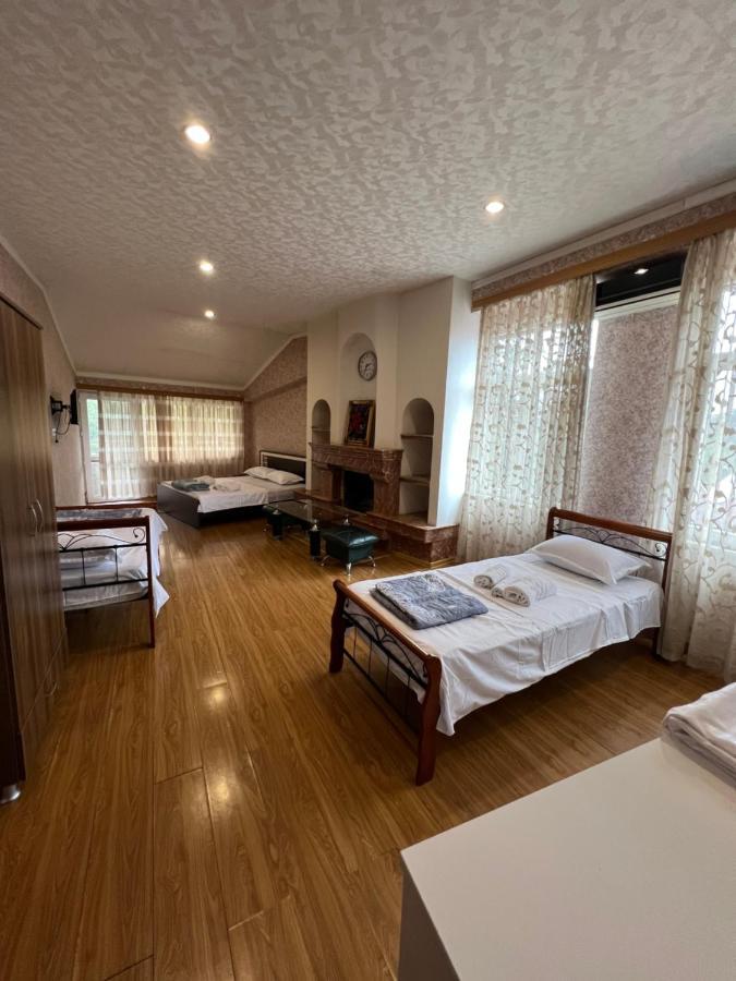 Twins Guest House Batoemi Buitenkant foto